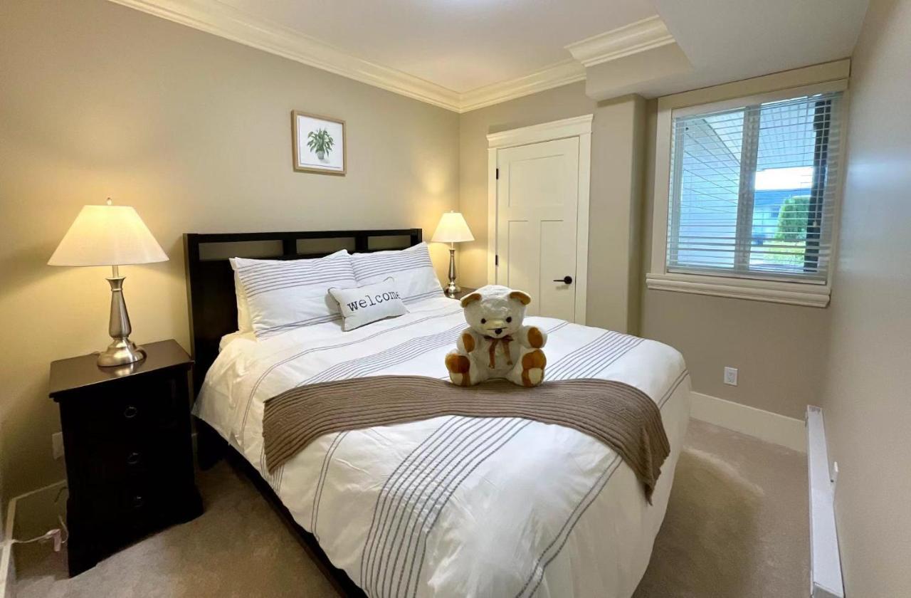 New Two-Bedroom Legal Suite With Parking White Rock Exterior foto
